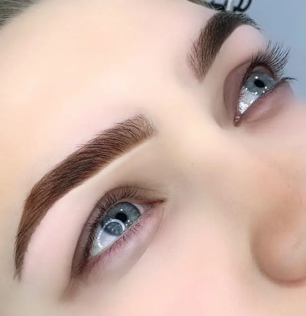 Diseño de cejas y pestañas en AmOr