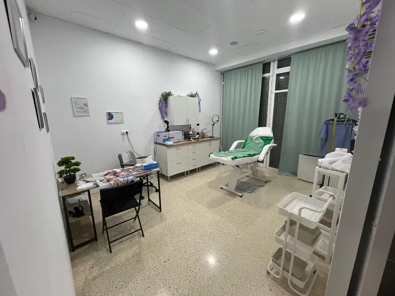 Cabina de estética de AmOr con camilla y mobiliario blanco
